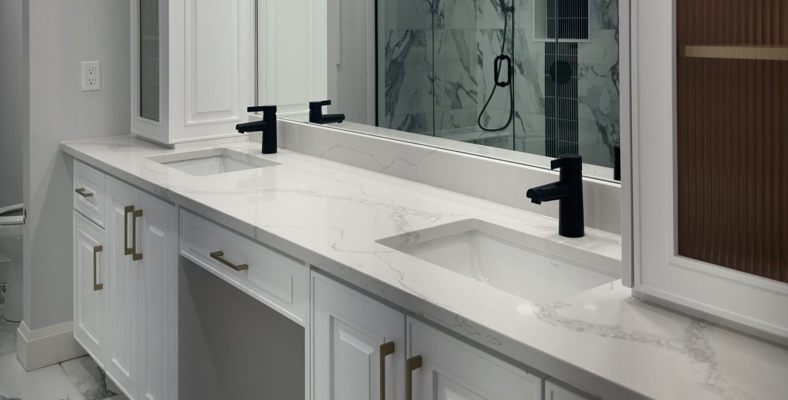 Double vanity with quartz countertop, undermount sinks and matte black faucets in a Scarlett Homes ensuite
